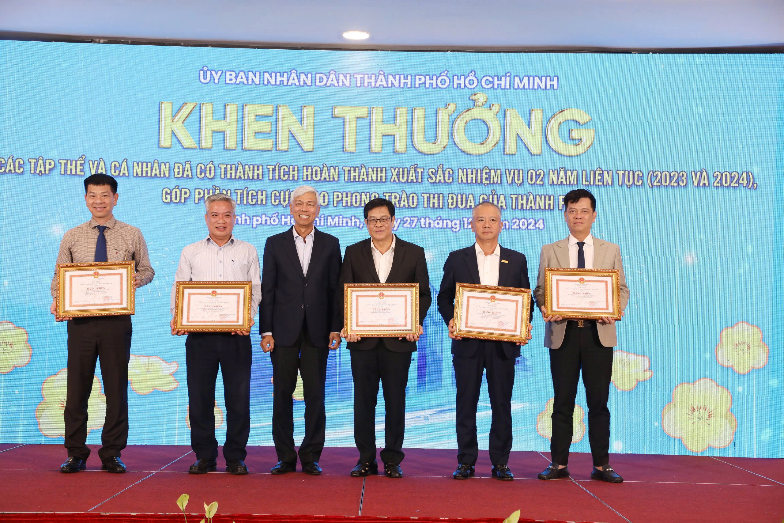 ban-tin-vrec-hrec-so-190-chu-tich-vrec-hrec-nguyen-quoc-bao-dai-dien-clb-nhan-bang-khen-tu-pho-chu-tich-ubnd-tp-hcm-vo-van-hoan