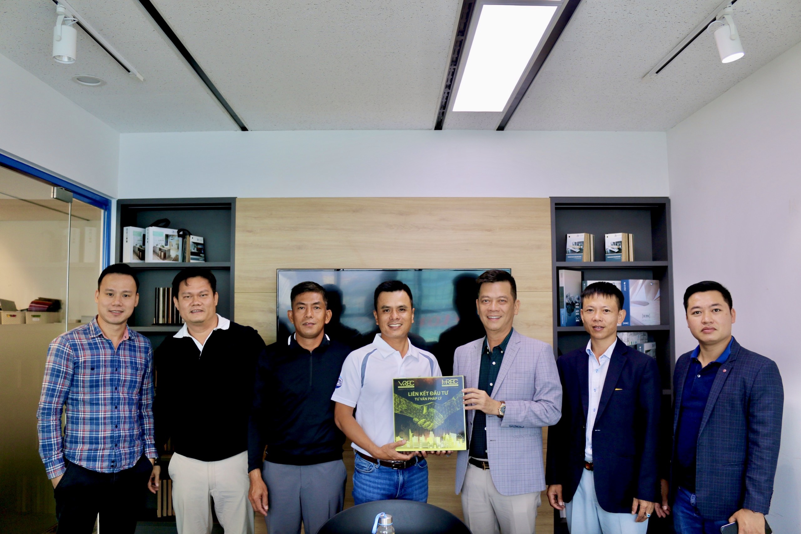 chu-tich-clb-bds-viet-nam-cung-ban-chap-hanh-ghe-tham-chi-nhanh-cua-hoi-vien-ak-interiors-aki-