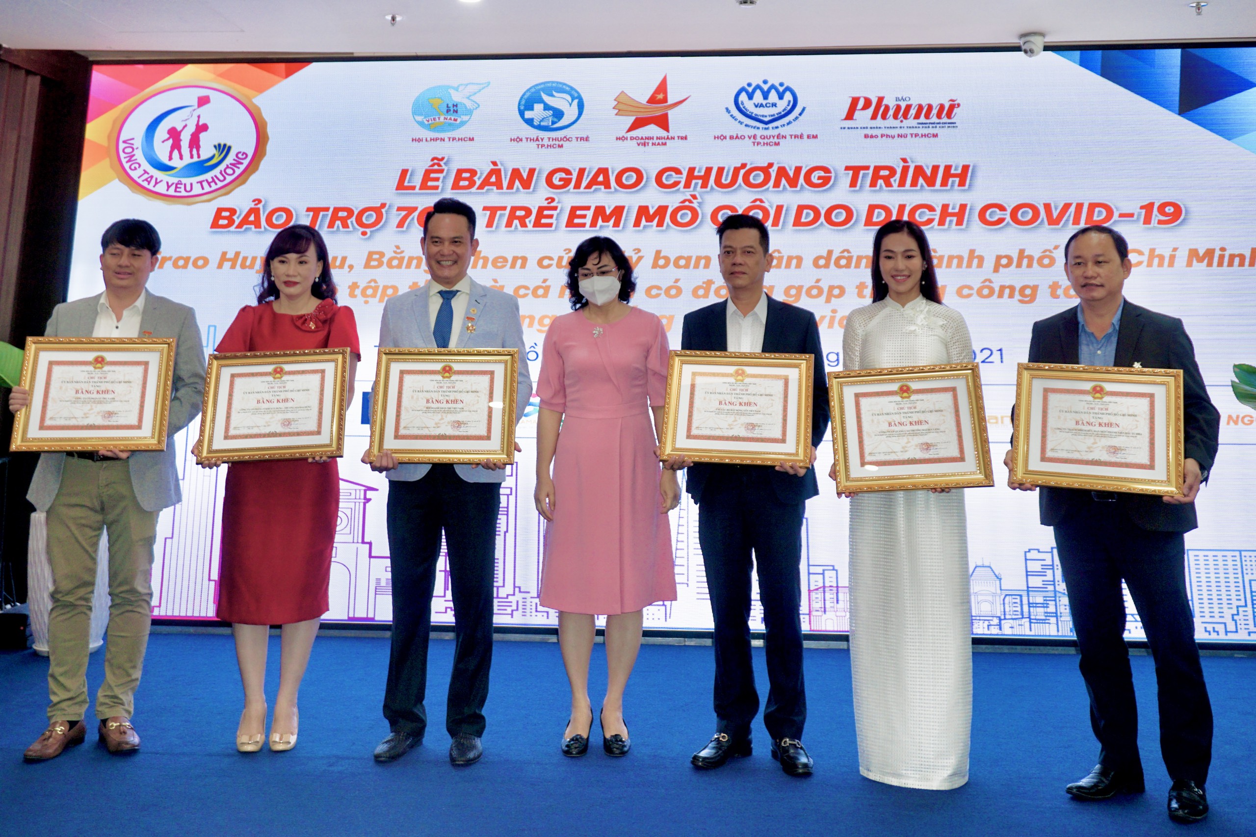 cau-lac-bo-bat-dong-san-viet-nam-nhan-bang-khen-ubnd-thanh-pho-cho-cong-tac-ho-tro-phong-chong-dich-covid-19