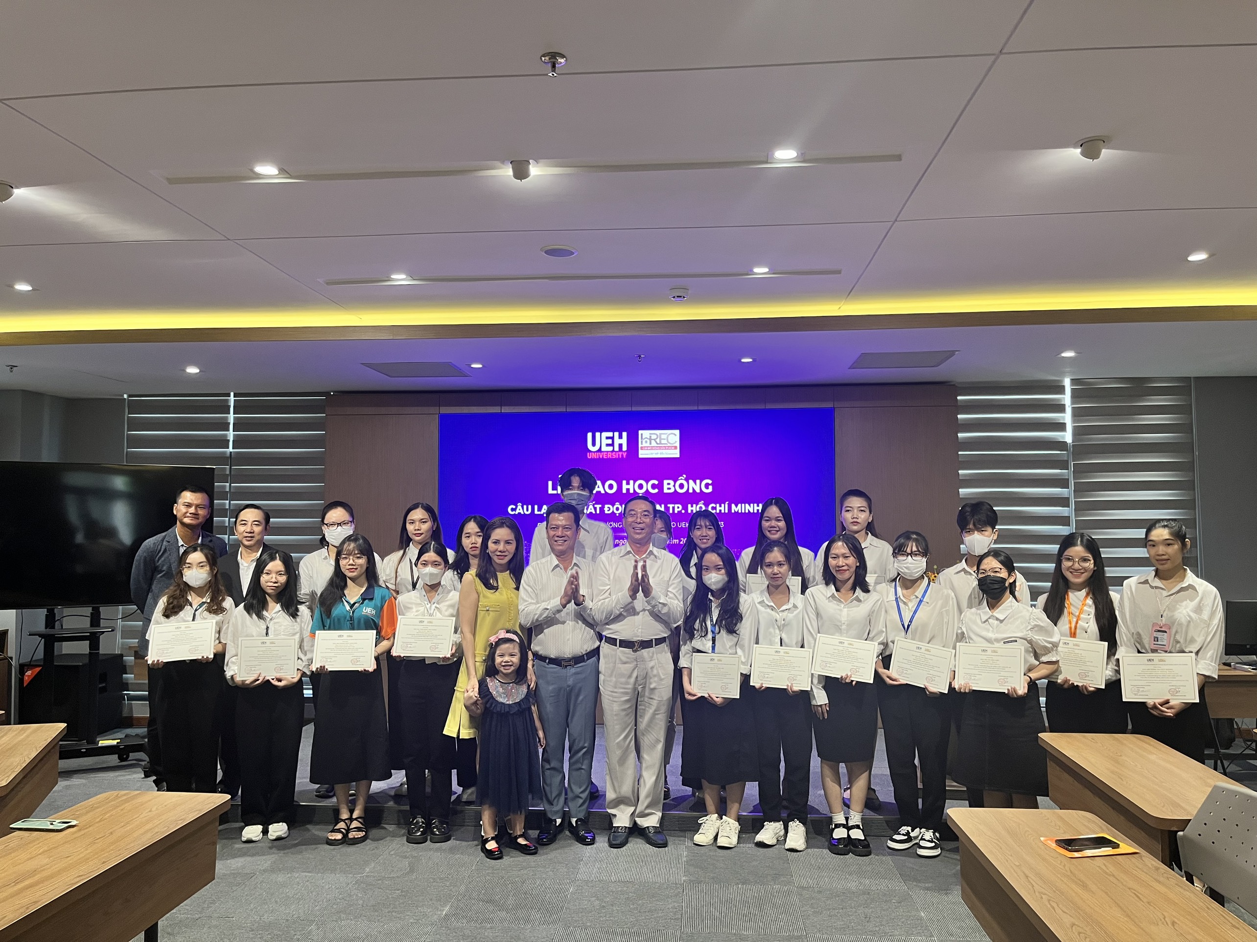 HREC TÀI TRỢ 20 SUẤT HỌC BỔNG TRỊ GIÁ 200 TRIỆU ĐỒNG CHO TRƯỜNG ĐẠI HỌC KINH TẾ TP.HCM