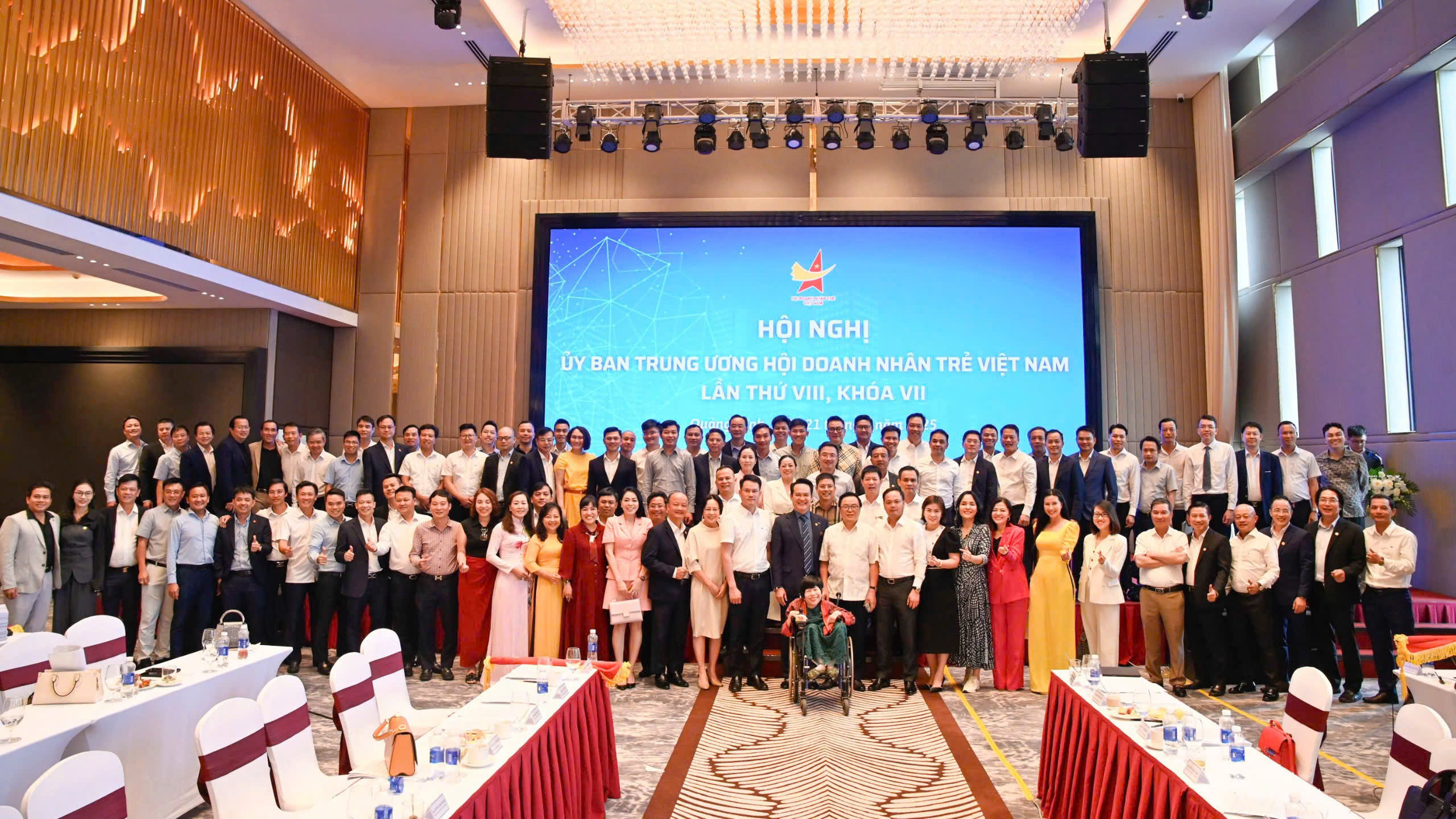 VREC VINH DỰ NHẬN CỜ THI ĐUA XUẤT SẮC TỪ TW HỘI DNT VIỆT NAM