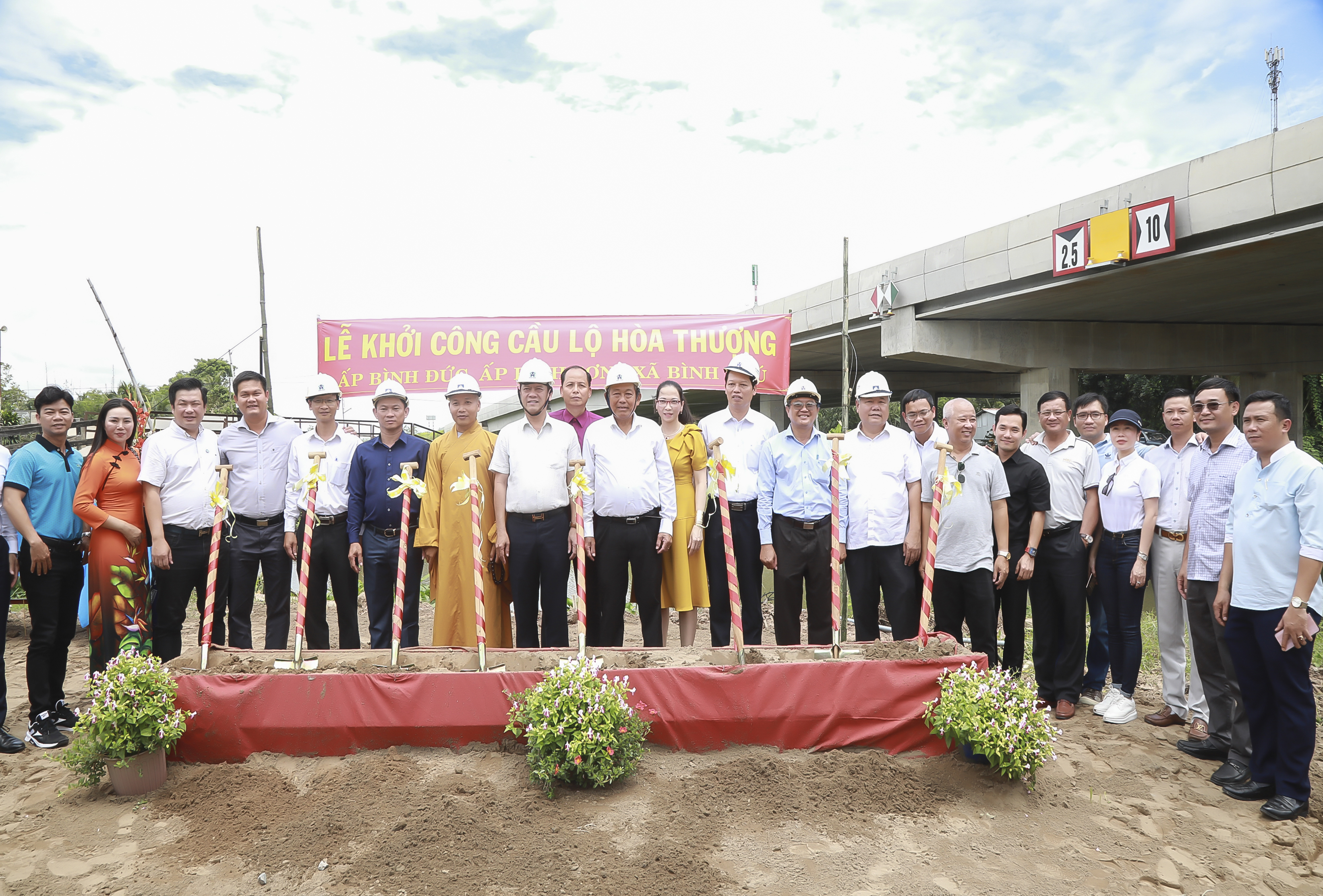 CLB BẤT ĐỘNG SẢN VIỆT NAM (VREC) VÀ CÂU LẠC BỘ BẤT ĐỘNG SẢN TP. HỒ CHÍ MINH (HREC) ĐÃ TỔ CHỨC LỄ KHỞI CÔNG CẦU LỘ HÒA THƯỢNG VỚI TỔNG KINH PHÍ GẦN 1 TỶ ĐỒNG