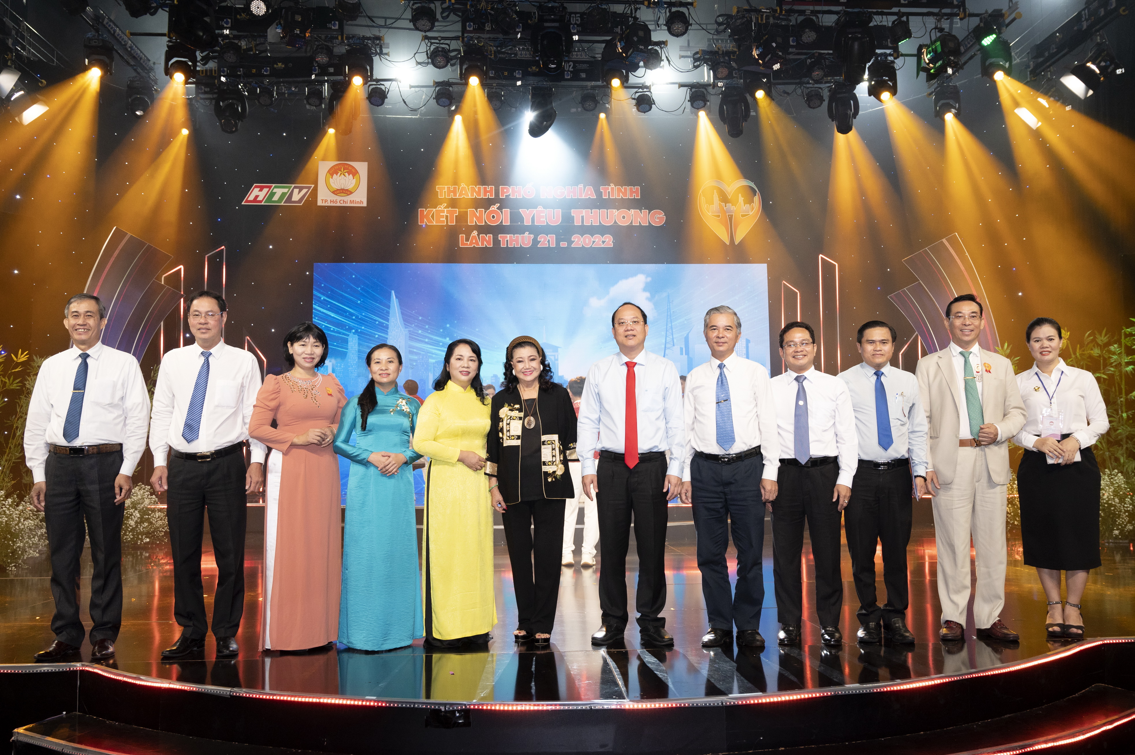 CÂU LẠC BỘ BẤT ĐỘNG SẢN TP.HCM TÀI TRỢ 100 TRIỆU ĐỒNG CHO QUỸ VÌ NGƯỜI NGHÈO