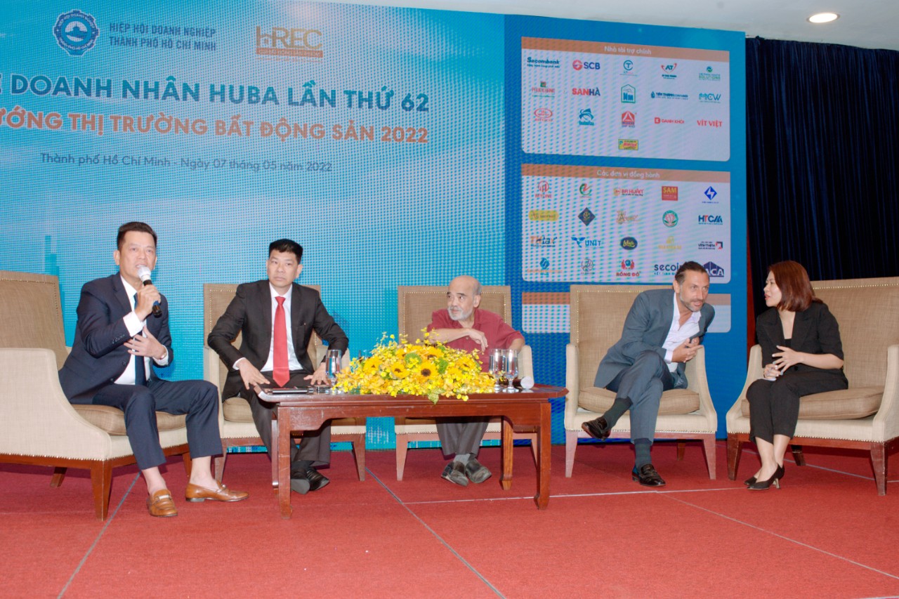 CÁC DIỄN GIẢ TẠI TỌA ĐÀM CHO RẰNG SIẾT TÍN DỤNG CHƯA CHẮC HẠ ĐƯỢC "SỐT" NHÀ, ĐẤT