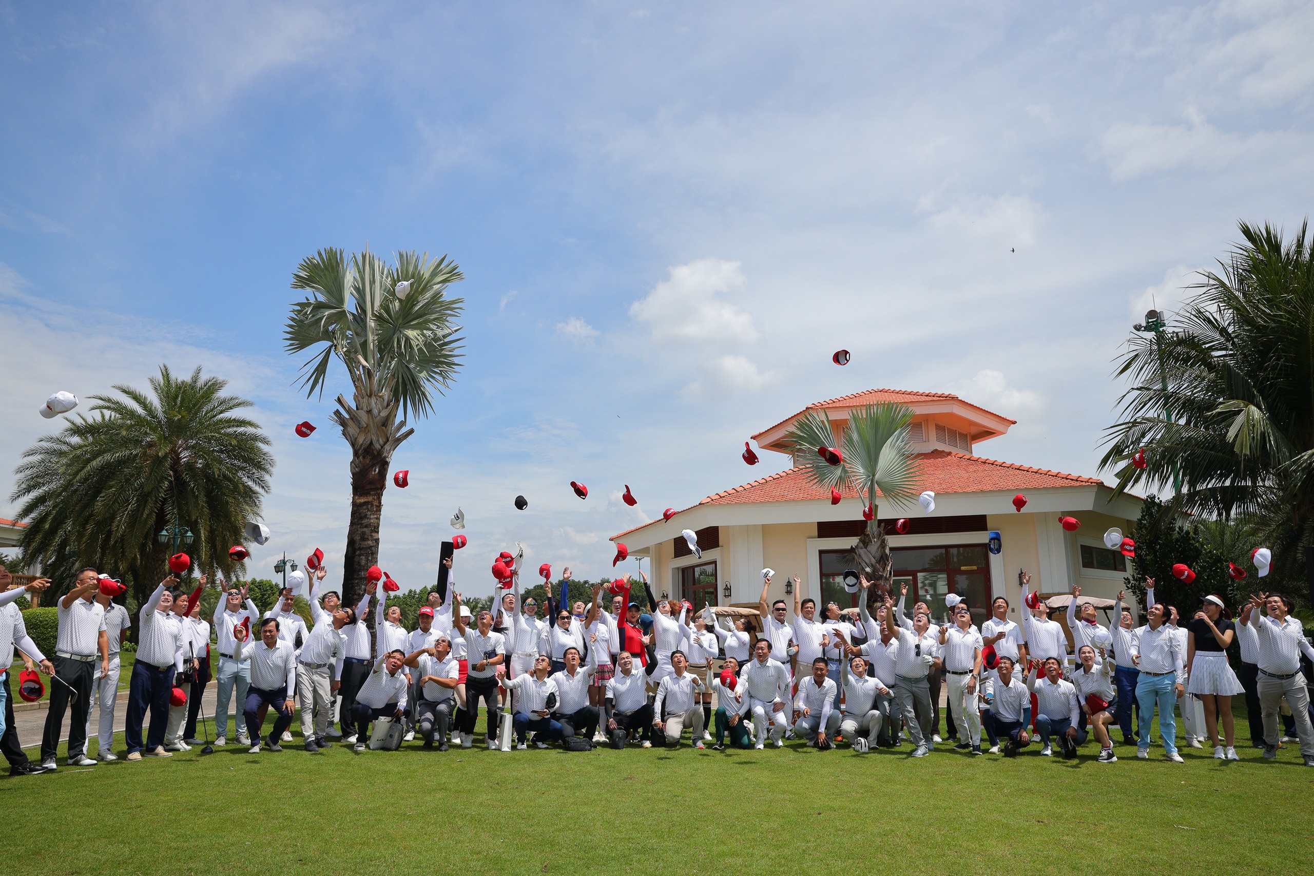 "GIẢI GOLF GIAO LƯU VREC & HREC MỪNG NGÀY DOANH NHÂN VIỆT NAM" GÂY QUỸ XÂY CẦU TỪ THIỆN GẦN 3 TỶ ĐỒNG