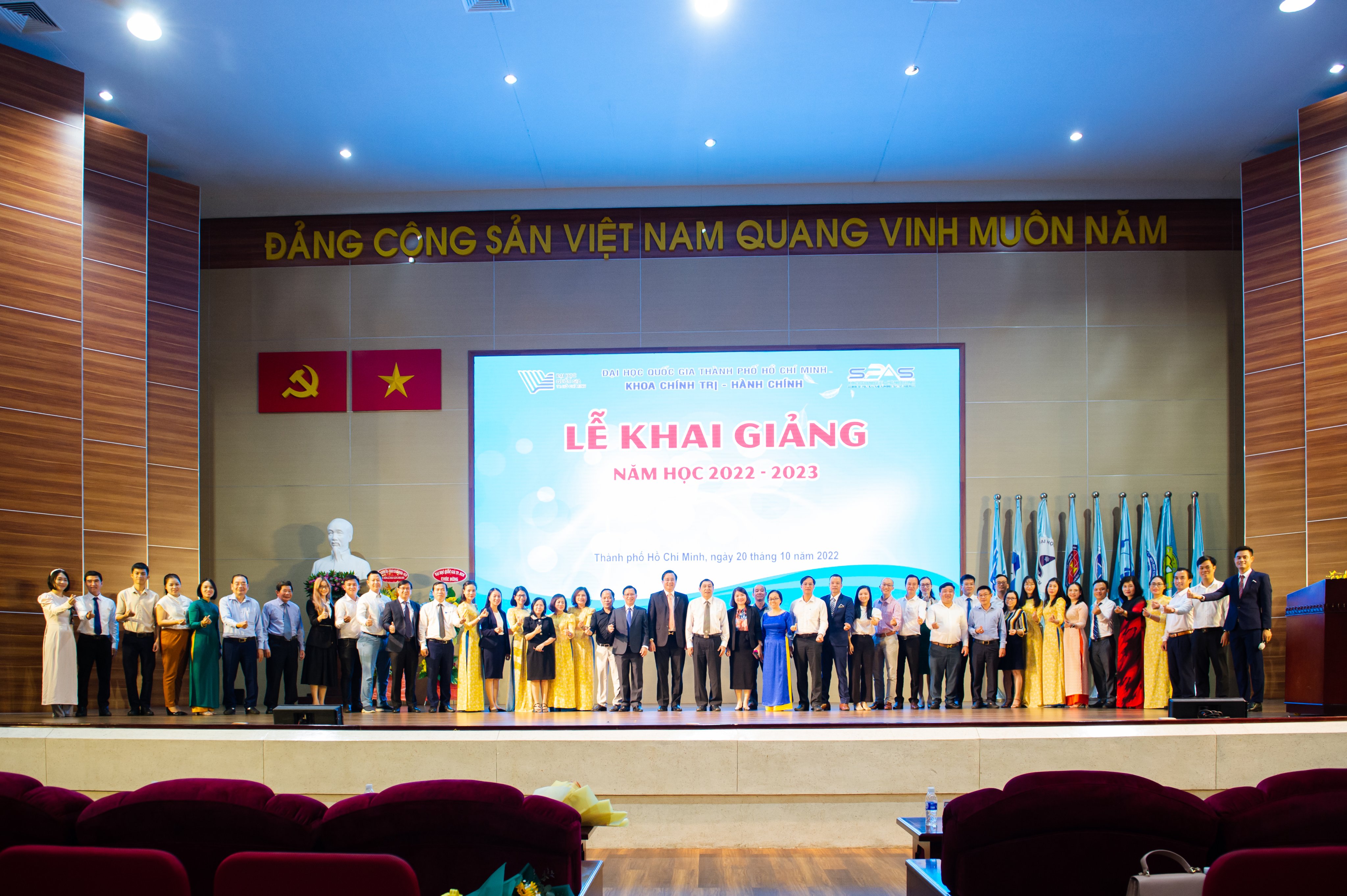 CLB BĐS VREC & HREC TÀI TRỢ 100 TRIỆU ĐỒNG CHO KHOA CHÍNH TRỊ HÀNH CHÍNH ĐẠI HỌC QUỐC GIA TP.HCM.