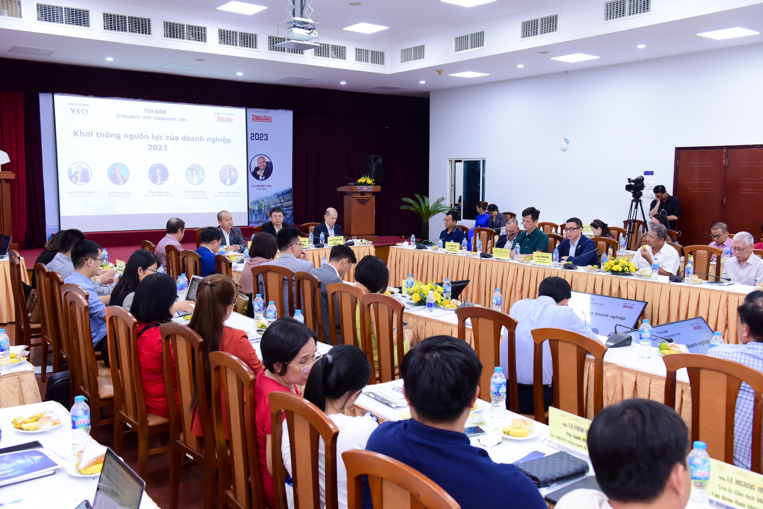 DỰ BÁO KINH TẾ - VƯỢT “CƠN GIÓ NGƯỢC” 2