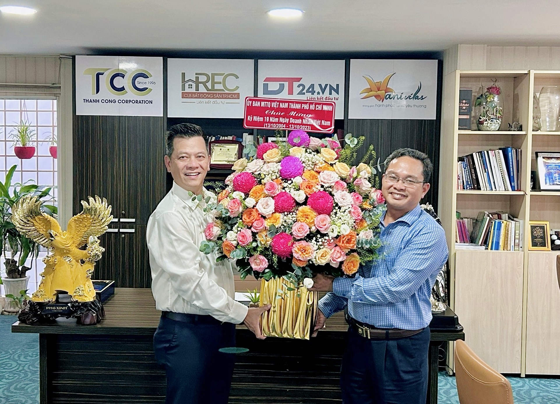 LÃNH ĐẠO ỦY BAN MTTQ VIỆT NAM TPHCM ĐẾN THĂM, CHÚC MỪNG NHÂN NGÀY DOANH NHÂN VIỆT NAM 13/10