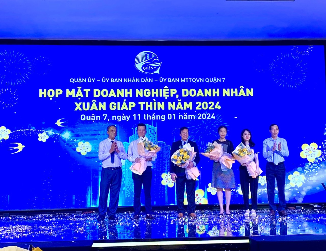 CÂU LẠC BỘ BẤT ĐỘNG SẢN TPHCM TÀI TRỢ 1 TỶ ĐỒNG ĐÓNG GÓP XÂY CẦU TỪ THIỆN CHO ỦY BAN NHÂN DÂN QUẬN 7