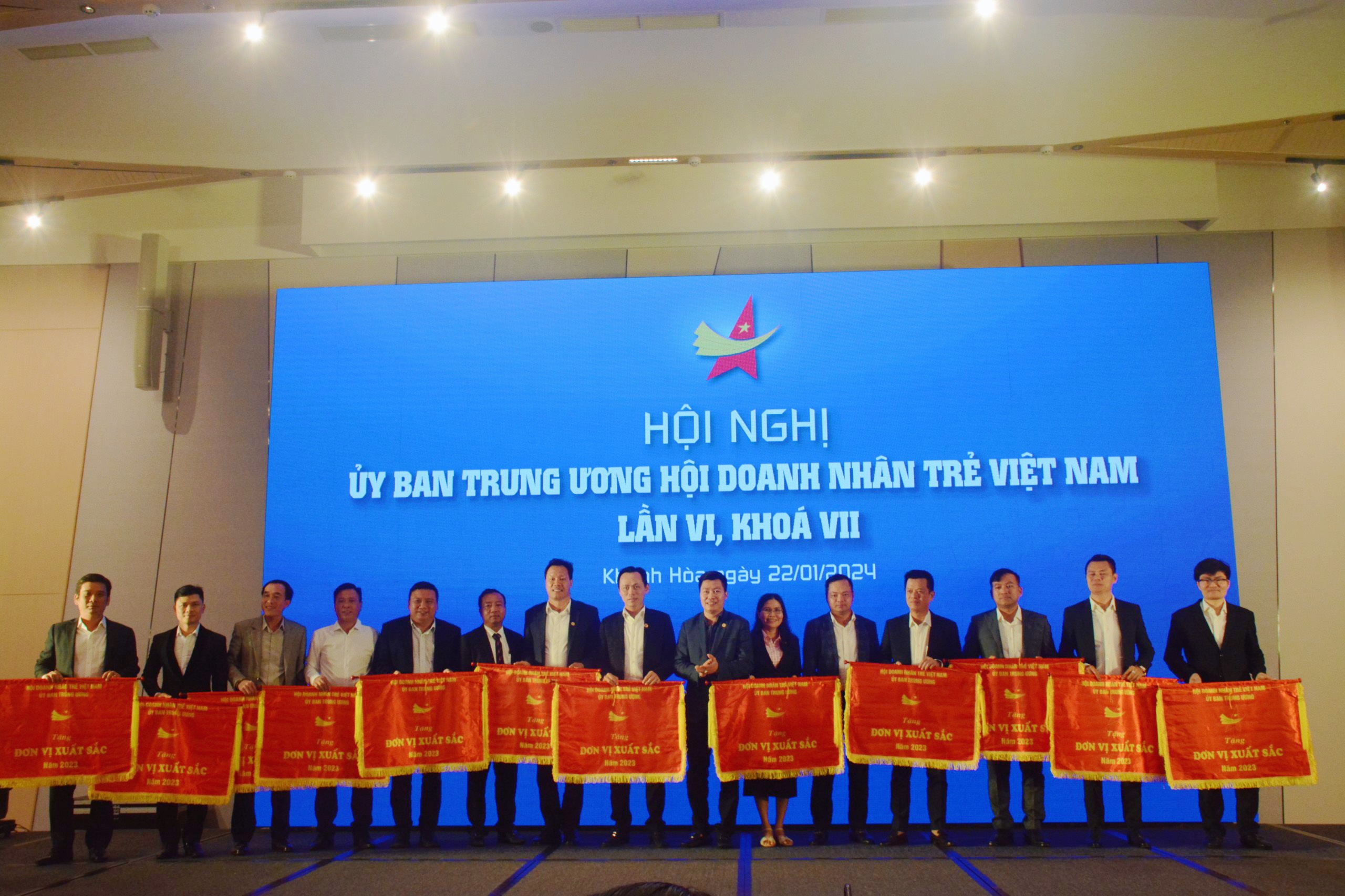 VREC VINH DỰ NHẬN CỜ THI ĐUA XUẤT SẮC TỪ TW HỘI DNT VIỆT NAM