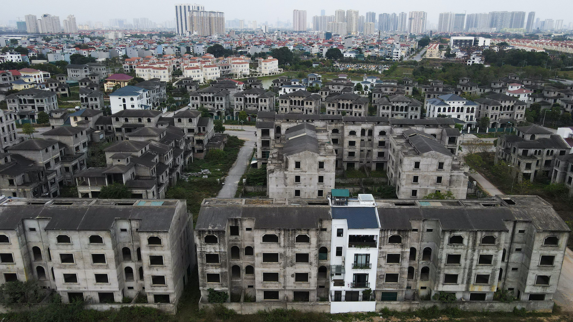 BỘ XÂY DỰNG XỬ LÝ SAO VỚI DỰ ÁN 'ĐẮP CHIẾU', NGƯỜI MUA NHÀ MẮC KẸT?