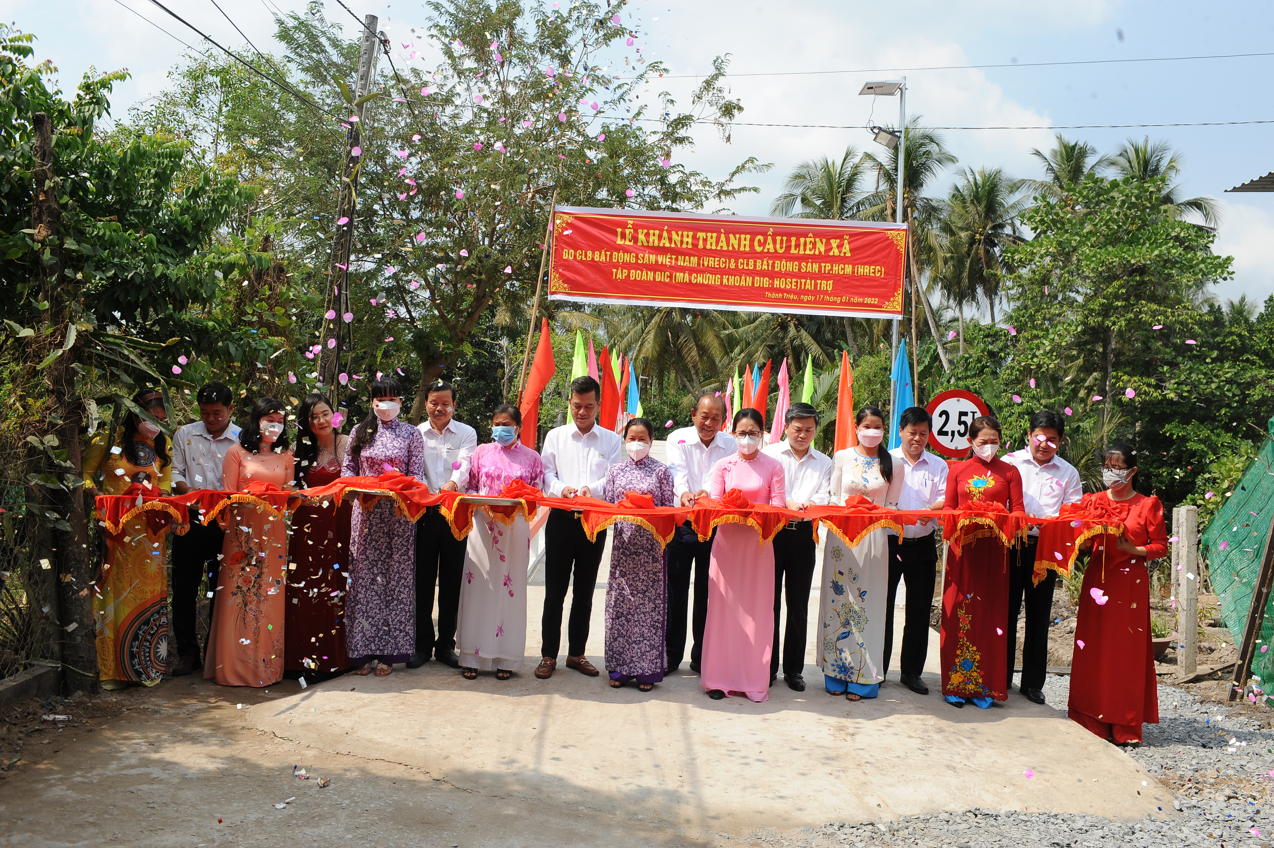 KHÁNH THÀNH CẦU LIÊN XÃ KẾT NỐI NHỊP CẦU CHO XỨ SỞ CỦA NHỮNG ĐẢO DỪA